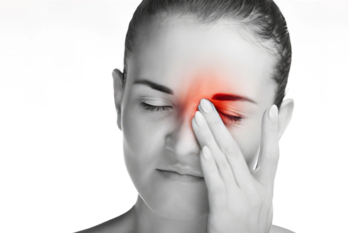 What are the common symptoms of ocular migraine and how long do they last?