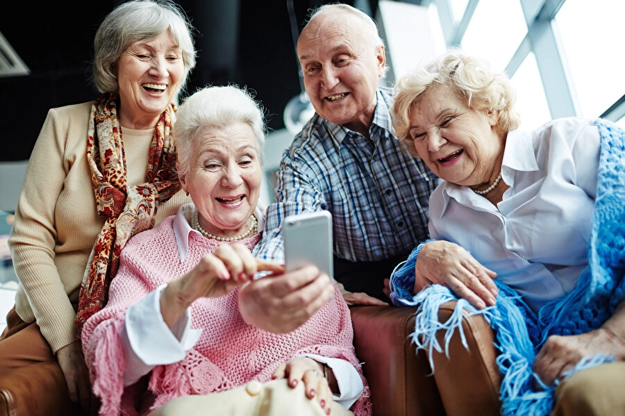 The influence of traditional media and social networks on elderly voters